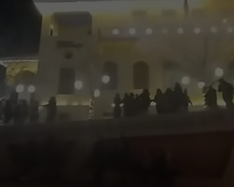 Κοζάνη: Πανικός από πυροτεχνήματα στη Χριστουγεννιάτικη γιορτή – Καταγγελίες για τραυματισμους, έφυγε τρέχοντας ο κόσμος