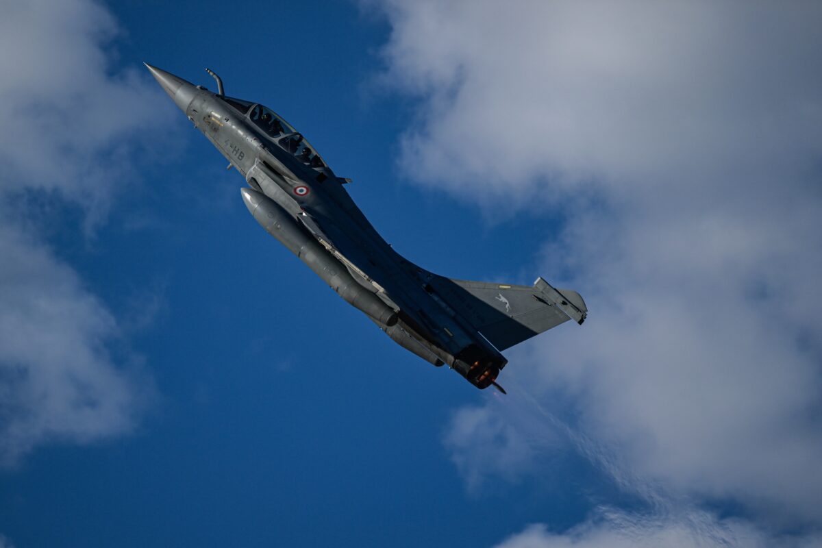 Ένα μαχητικό αεροσκάφος Rafale της γαλλικής πολεμικής αεροπορίας