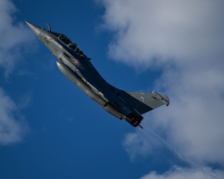 Rafale με βόμβα Hammer έπληξε στόχο στο πεδίο βολής «Καράβια» – Αποστολή 1.800 χιλιομέτρων αποκαλύπτει τις πραγματικές δυνατότητες του γαλλικού μαχητικού