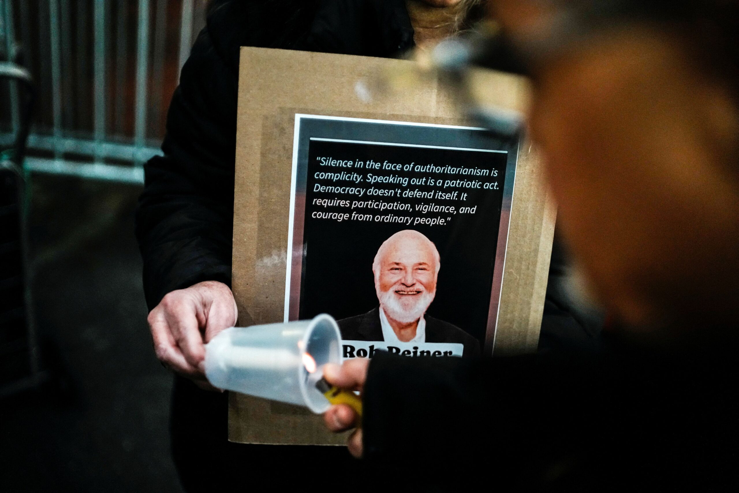 Candlelight vigil in memory of actor-director and activist Rob Reiner and his wife, Michele Singer Reiner, outside Trump Tower on Fifth Avenue in New York Κεράκι για τη δολοφονία του Ρομπ Ράινερ