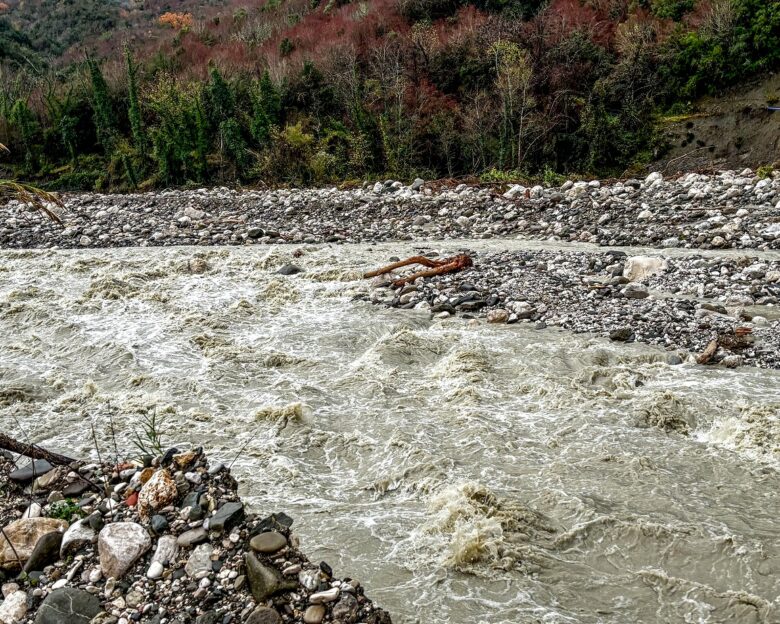 Κακοκαιρία Byron: Διακοπή κυκλοφορίας στο Αλεποχώρι λόγω υπερχείλισης ρέματος