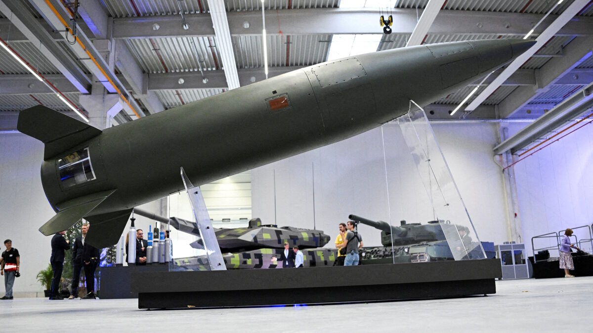 Ένα σύστημα τακτικών πυραύλων του στρατού (ATACMS) και τεθωρακισμένα άρματα μάχης Lynx στις εγκαταστάσεις της Rheinmetall στη Γερμανία