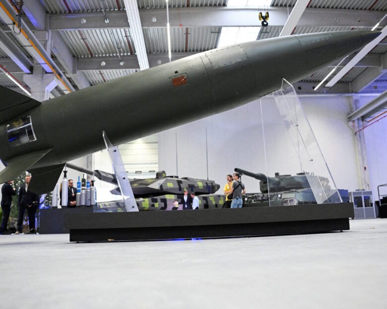 Η γερμανική βιομηχανία όπλων εύχεται καλά Χριστούγεννα με ημερολόγιο σε σχήμα άρματος μάχης