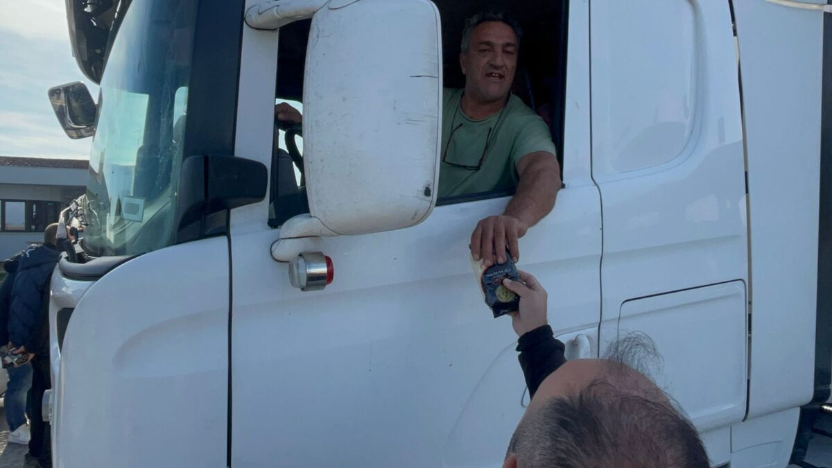 Αγρότες στα Μάλγαρα μοιράζουν ρύζι στους οδηγούς