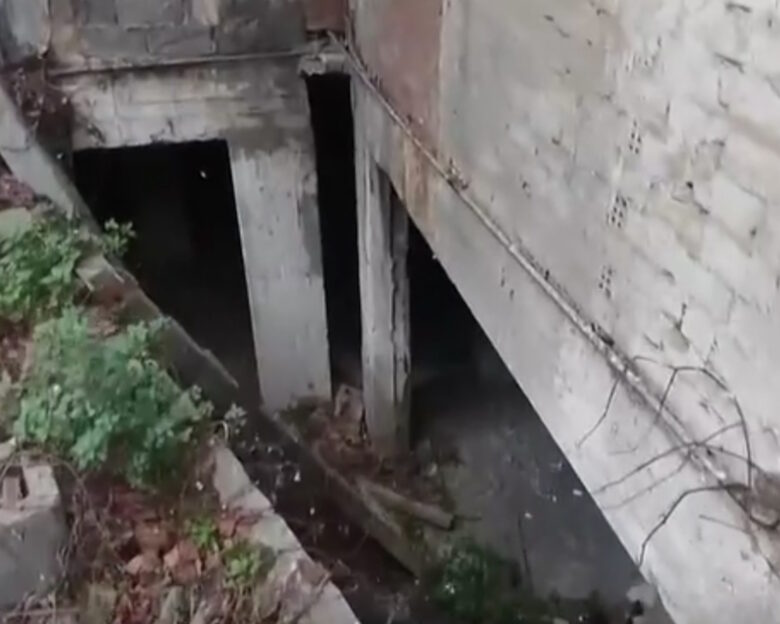 Ριζούπολη: Φουσκωμένα ρέματα  περνούν μέσα από θεμέλια πολυκατοικιών – Δείτε βίντεο