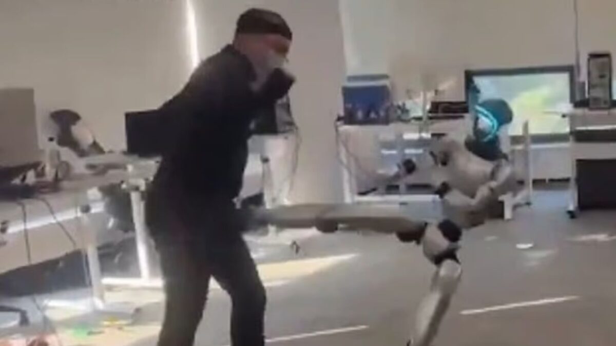 Ρομπότ κλωτσάει άντρα στα γεννητικά όργανα