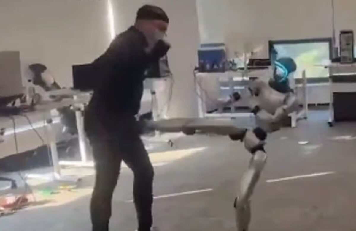 Ρομπότ κλωτσάει άντρα στα γεννητικά όργανα