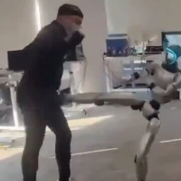 Ρομπότ κλωτσάει άντρα στα γεννητικά όργανα