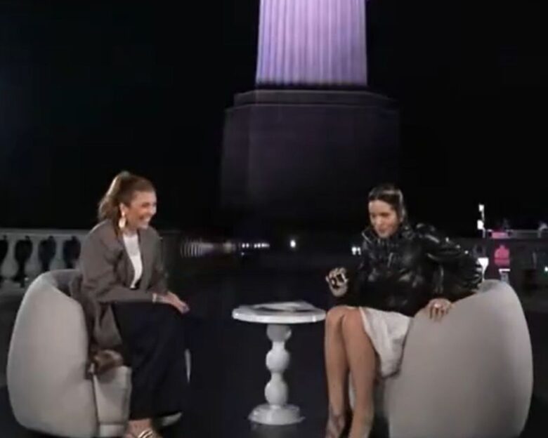 Viral στιγμή: Η Rosalia τρομάζει από κατσαρίδα σε live συνέντευξη και τρέχει πάνω κάτω