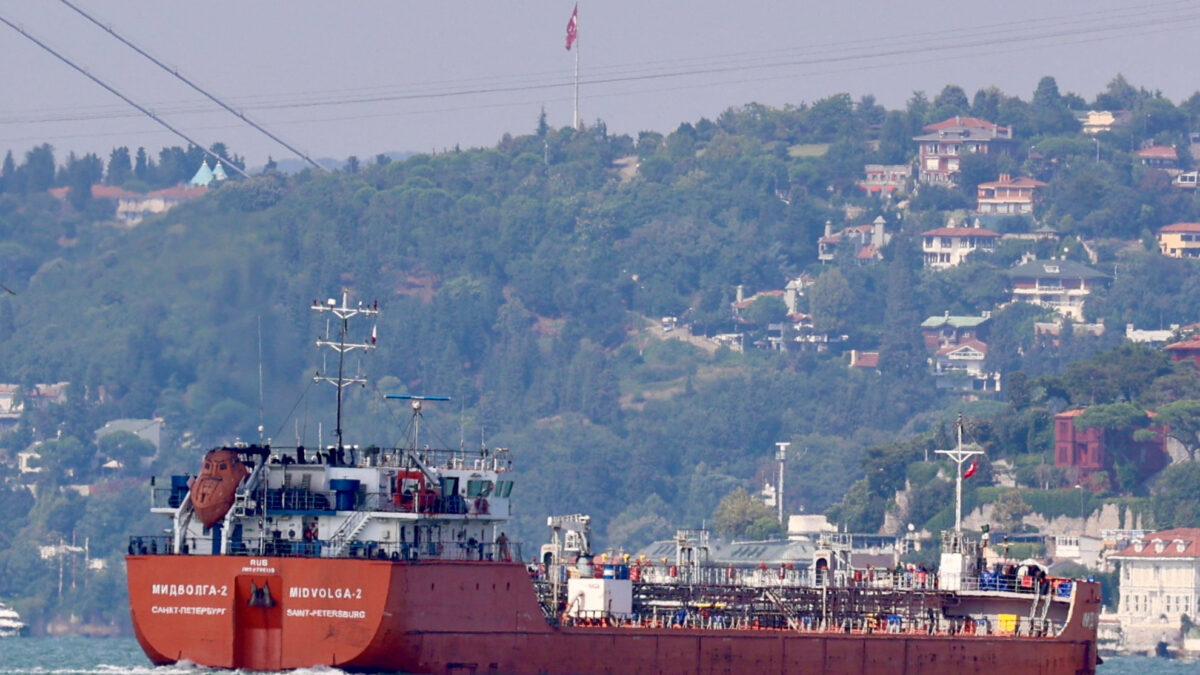Το πετρελαιοφόρο MIDVOLGA-2 με ρωσική σημαία διέρχεται από τον Βόσπορο στην Κωνσταντινούπολη