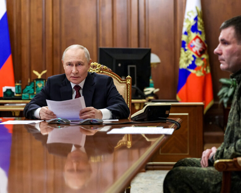 Le Monde: Η Ρωσία καλλιεργεί το αφήγημα της νίκης για να επιβάλει όρους στις διαπραγματεύσεις για την Ουκρανία