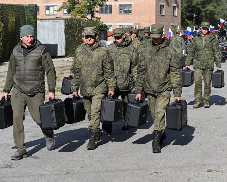 Politico: Πώς η Ρωσία καταφέρνει να αντικαθιστά συνεχώς τους νεκρούς και τραυματίες στρατιώτες της στην Ουκρανία