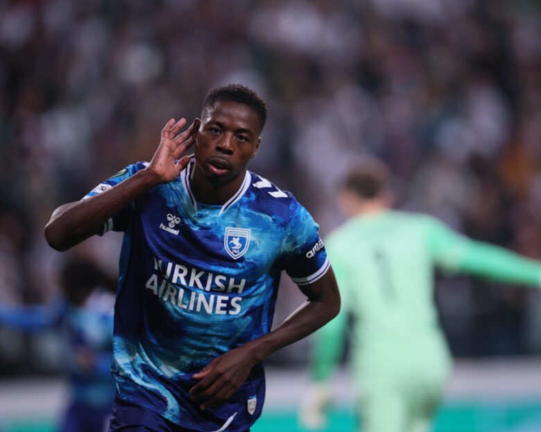 Σάμσουνσπορ – ΑΕΚ: Οπαδοί των γηπεδούχων ζήτησαν οι παίκτες της τουρκικής ομάδας να φορέσουν τη φανέλα για τον Κεμάλ