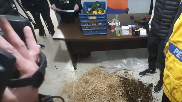 Οι αγρότες άφησαν σανό και κοπριά στα γραφεία γαλάζιων βουλευτών