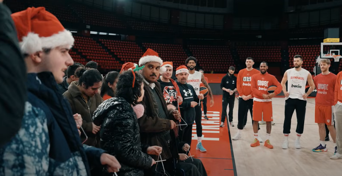 Μέλη του συλλόγου ατόμων με αναπηρία ΝΙΚΗ ψάλλουν τα κάλαντα στο ΣΕΦ