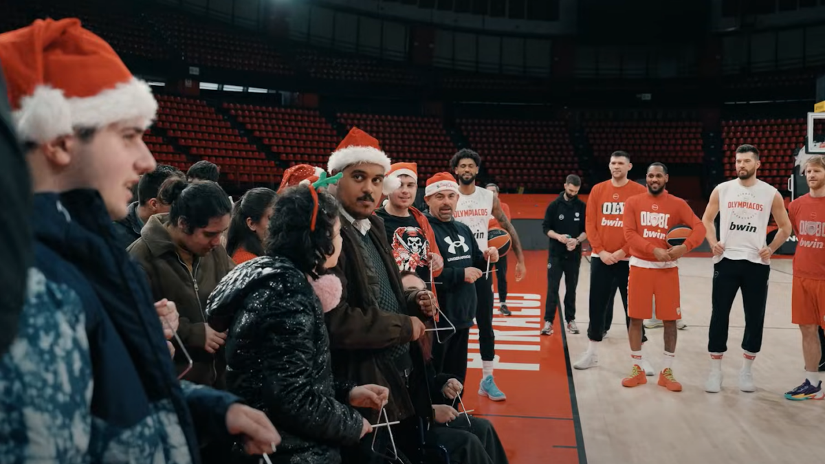 Μέλη του συλλόγου ατόμων με αναπηρία ΝΙΚΗ ψάλλουν τα κάλαντα στο ΣΕΦ