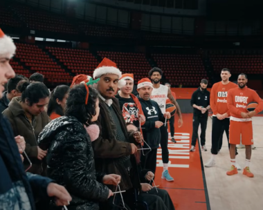 Μέλη του συλλόγου ατόμων με αναπηρία ΝΙΚΗ ψάλλουν τα κάλαντα στο ΣΕΦ