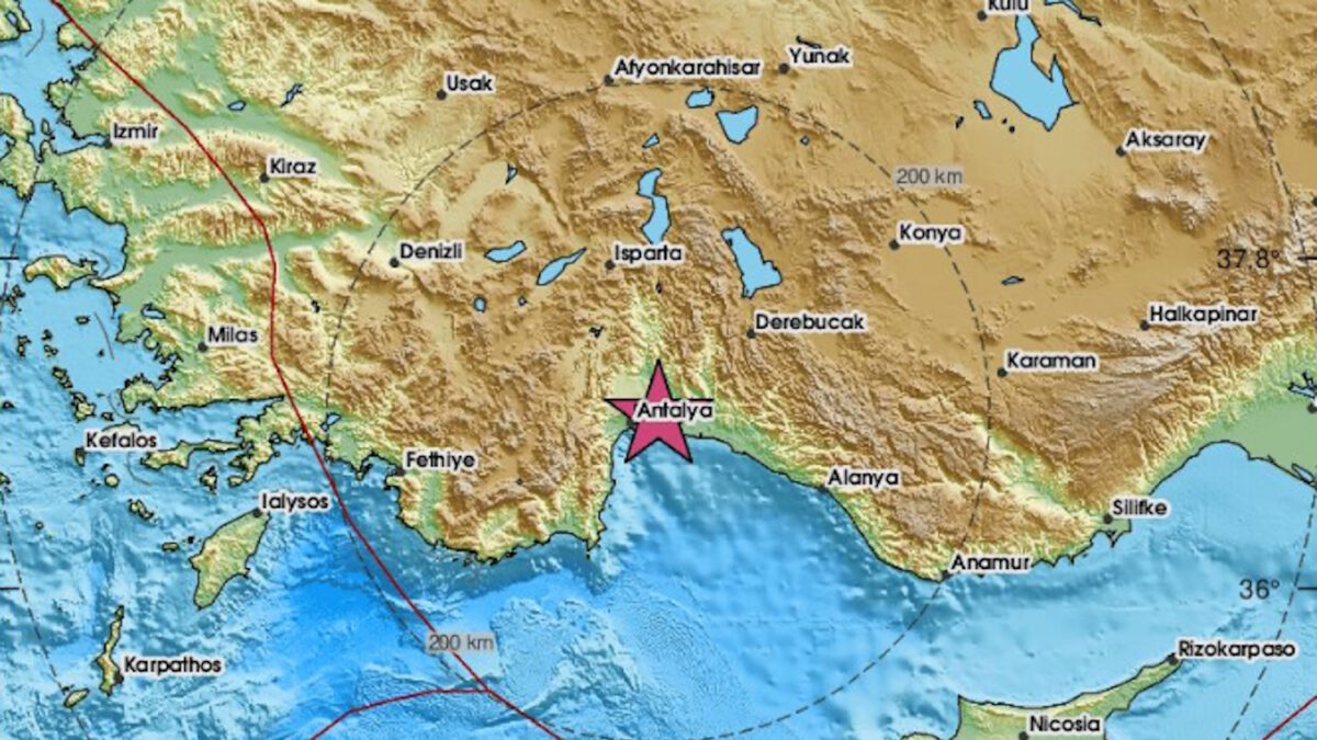 Ingen funn av skadde – Vi har søkt av stort sett hele senteret og har ikke funnet noen skadde. Gjerningspersonen er tatt hånd om av oss og helse på stedet, oppdaterte Sannes om klokken 11.18. – Per nå fremstår dette som det kun var en gjerningsperson involvert, fortsatte han videre. Storo Storsenter er Oslos største kjøpesenter med over 140 butikker, serveringssteder og tilbud og ligger sentralt til ved Ring 3 med med T-banestasjon, buss- og trikkestopp like ved. Saken oppdateres.