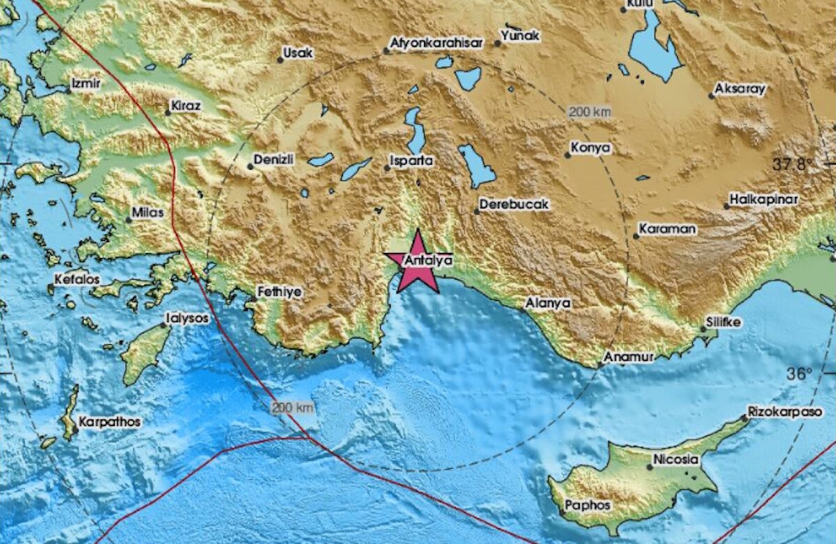 Ingen funn av skadde – Vi har søkt av stort sett hele senteret og har ikke funnet noen skadde. Gjerningspersonen er tatt hånd om av oss og helse på stedet, oppdaterte Sannes om klokken 11.18. – Per nå fremstår dette som det kun var en gjerningsperson involvert, fortsatte han videre. Storo Storsenter er Oslos største kjøpesenter med over 140 butikker, serveringssteder og tilbud og ligger sentralt til ved Ring 3 med med T-banestasjon, buss- og trikkestopp like ved. Saken oppdateres.