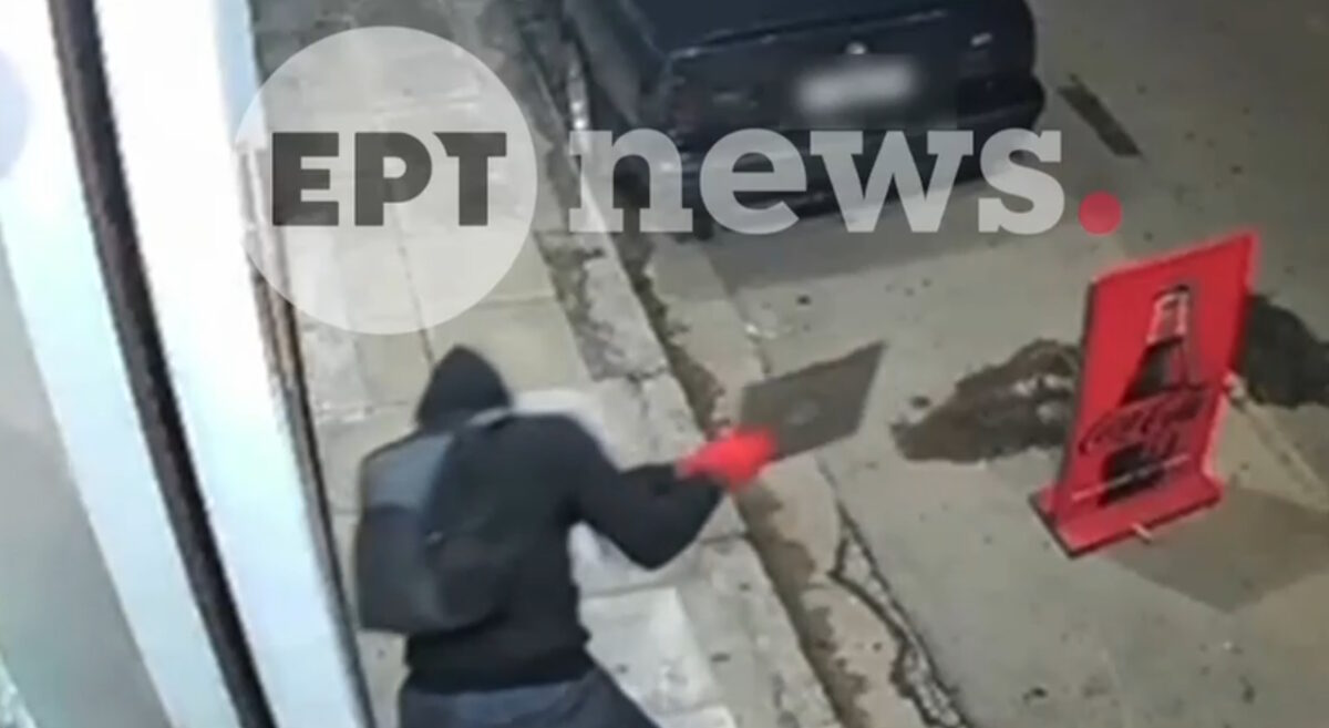 Άγνωστος σπάει βιτρίνα καταστήματος στα Σεπόλια με καπάκι φρεατίου