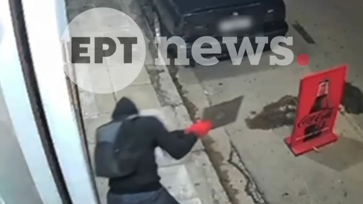 Άγνωστος σπάει βιτρίνα καταστήματος στα Σεπόλια με καπάκι φρεατίου