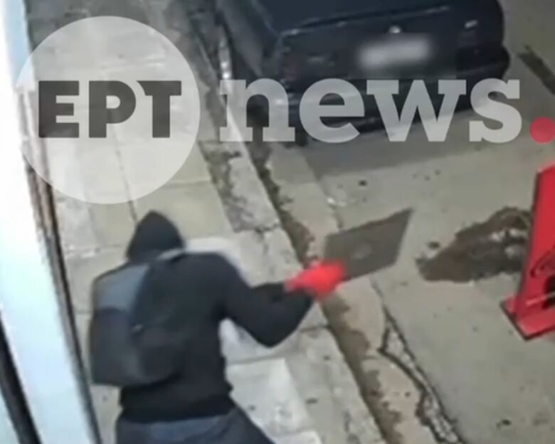 Σεπόλια: Η στιγμή που άγνωστος σπάει βιτρίνα καφετέριας με καπάκι φρεατίου – Κλέβει χρήματα και αναψυκτικά και εξαφανίζεται