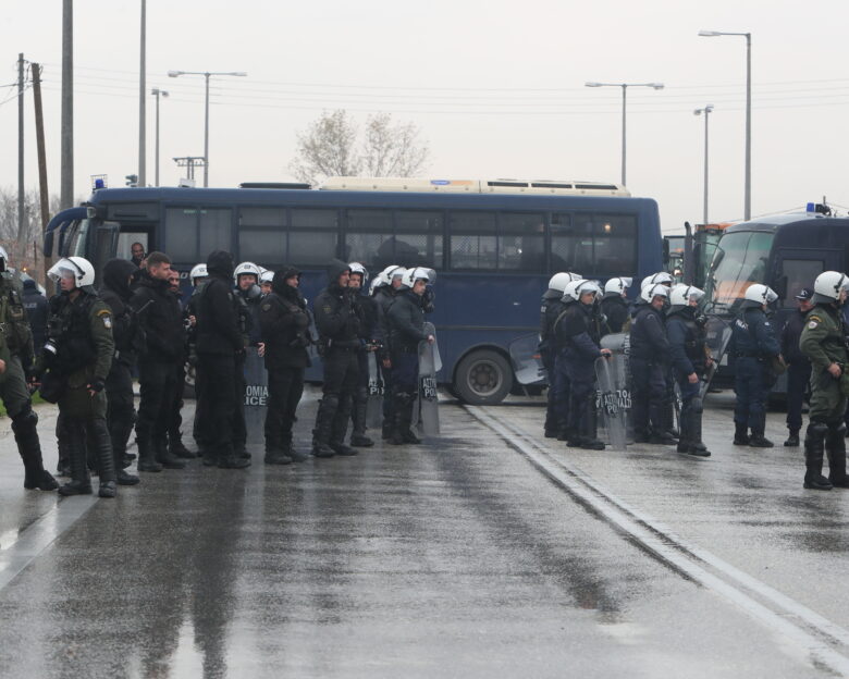 Οι αγρότες στις Σέρρες έσπασαν το μπλόκο της αστυνομίας και πάνε προς το τελωνείο Προμαχώνα