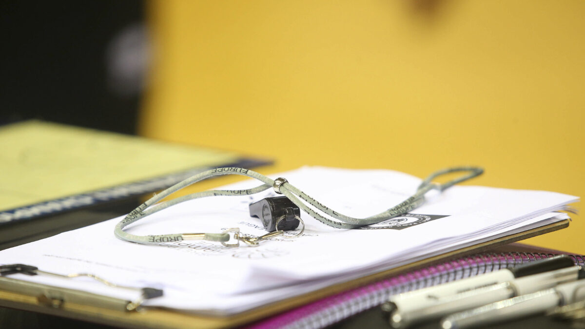 Φωτογραφία αρχείου με σφυρίχτρα διαιτητή