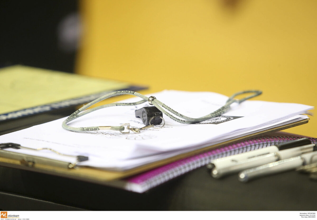 Φωτογραφία αρχείου με σφυρίχτρα διαιτητή