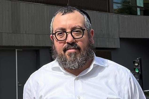 Ο Ραβίνος Έλι Σλάνγκερ