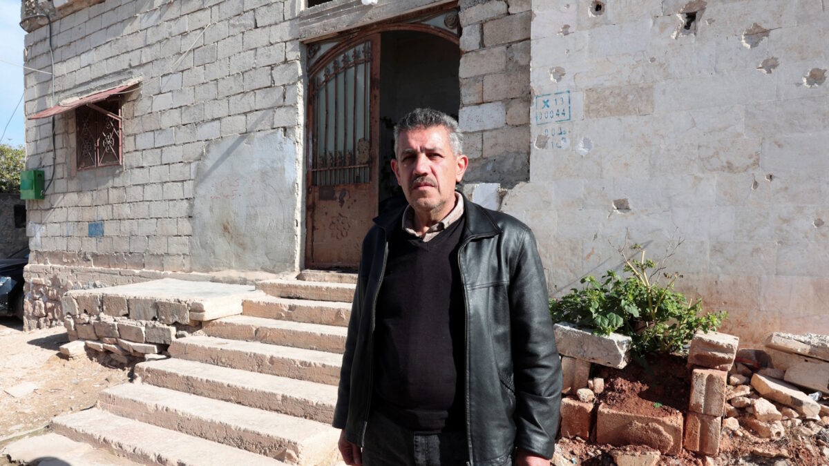 Ο θείος του ήρωα του Σίδνεϊ μπροστά από το πατρικό του σπίτι στην Ιντλίμπ της Συρίας