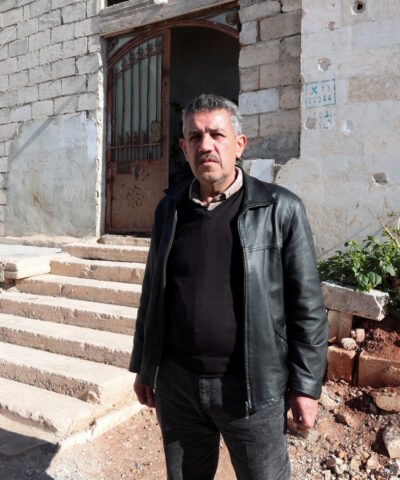 Ο θείος του ήρωα του Σίδνεϊ μπροστά από το πατρικό του σπίτι στην Ιντλίμπ της Συρίας