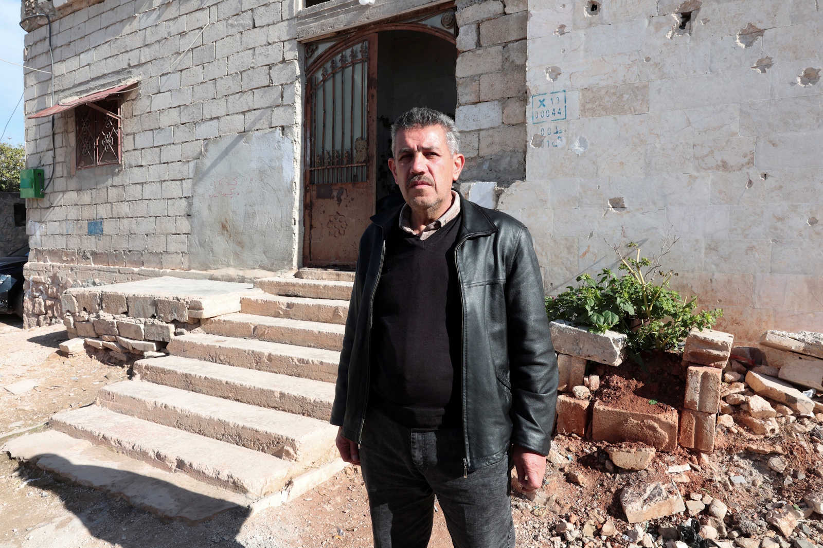 Ο θείος του ήρωα του Σίδνεϊ μπροστά από το πατρικό του σπίτι στην Ιντλίμπ της Συρίας