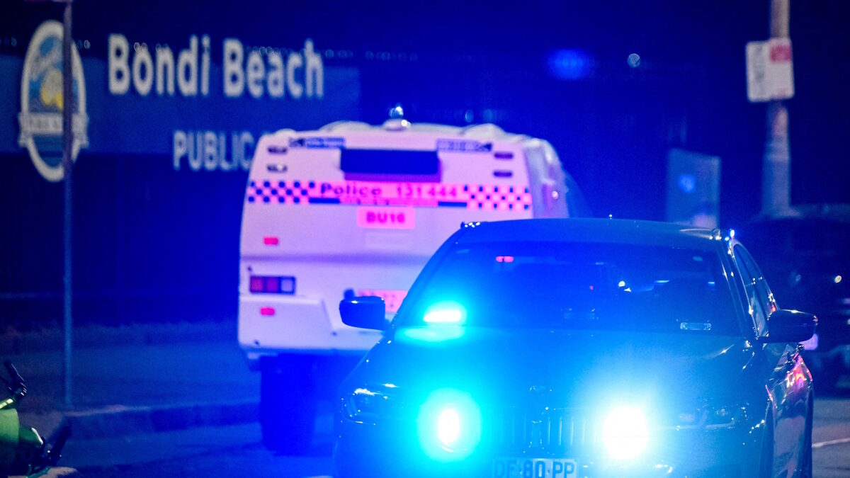 Οχήματα έκτακτης ανάγκης στον τόπο του μακελειού στην παραλία Bondi Beach στο Σίδνεϊ της Αυστραλίας