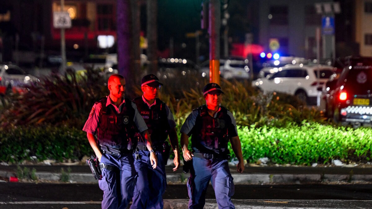 Αυστραλοί αστυνομικοί στον τόπο του αιματοκυλίσματος στο Bondi Beach του Σίδνεϊ