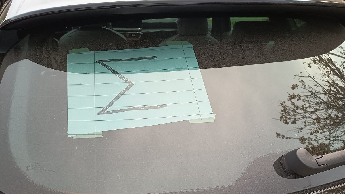 Για ποιους οδηγούς είναι υποχρεωτικό το «Σ» στο παρμπρίζ του αυτοκινήτου – Πότε επιβάλλεται πρόστιμο 1.000 ευρώ