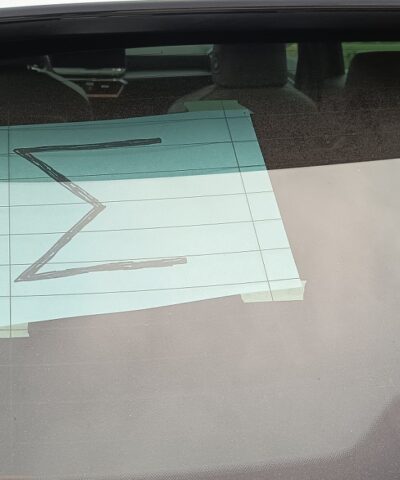 Για ποιους οδηγούς είναι υποχρεωτικό το «Σ» στο παρμπρίζ του αυτοκινήτου – Πότε επιβάλλεται πρόστιμο 1.000 ευρώ