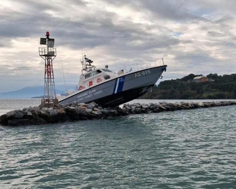 Βόλος: Σκάφος του λιμενικού προσέκρουσε σε βράχια – Ξεκινούν οι διαδικασίες απομάκρυνσής του