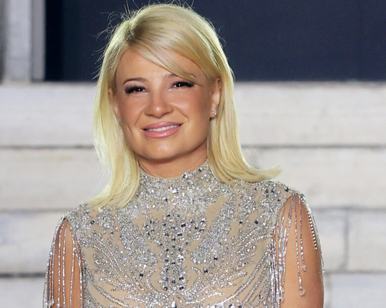 Φαίη Σκορδά: Το απρόοπτο με φόρεμα που επέλεξε – «Με κούμπωσε στη μέση του δρόμου»