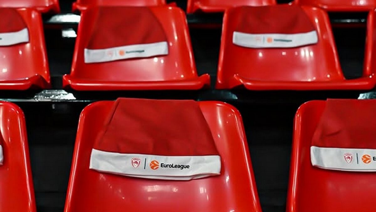 Σκούφοι στις κερκίδες του ΣΕΦ