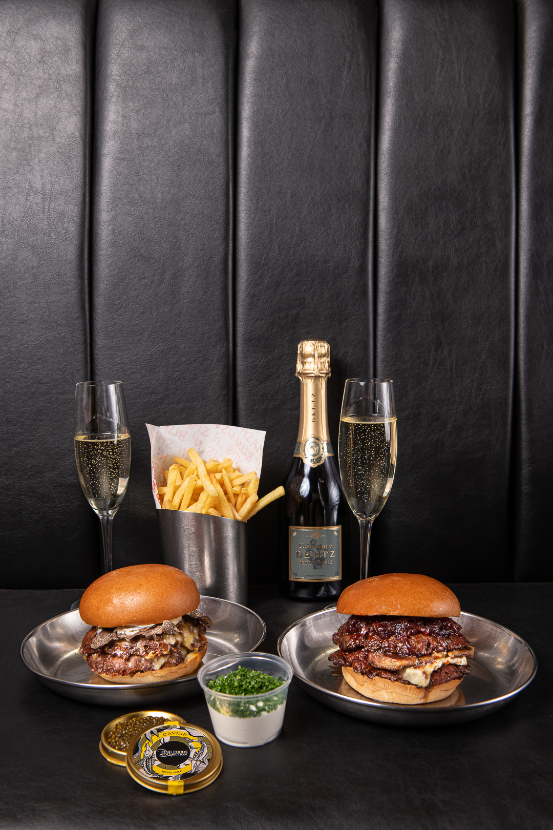 Η Bling Bling Edition περιλαμβάνει δύο special burgers συνοδευόμενες από Crème Fraîche και χαβιάρι, προσφορά της Fine Foods Collection και σαμπάνια της ετειρείας Deals