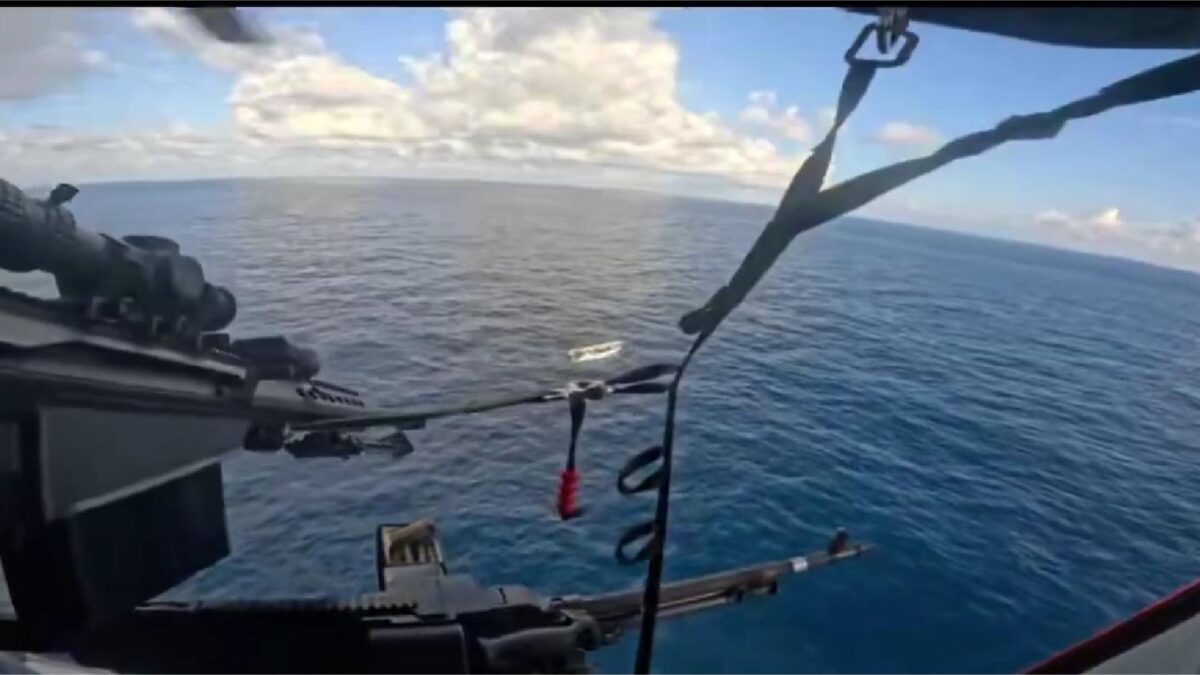 Στιγμιότυπο από το βίντεο που δείχνει τον ελεύθερο σκοπευτή να πυροβολεί το σκάφος των λαθρεμπόρων