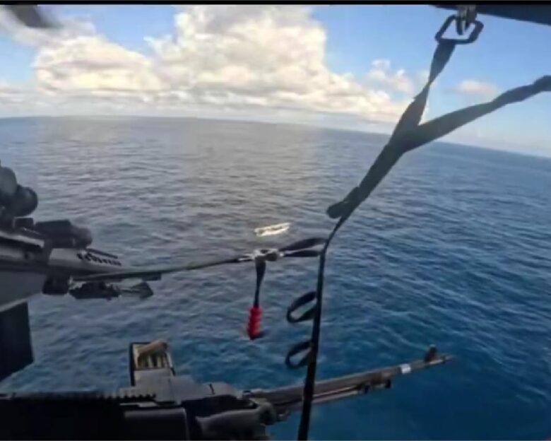 ΗΠΑ: Ελεύθερος σκοπευτής της Ακτοφυλακής εξουδετερώνει ταχύπλοο με κοκαΐνη στον Ειρηνικό – Εντυπωσιακό βίντεο από την επιχείρηση