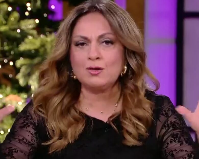 Σοφία Μουτίδου κατά Αχιλλέα Μπέου για τα «γαλλικά» στην χριστουγεννιάτικη εκδήλωση – «Φασιστική καρικατούρα»