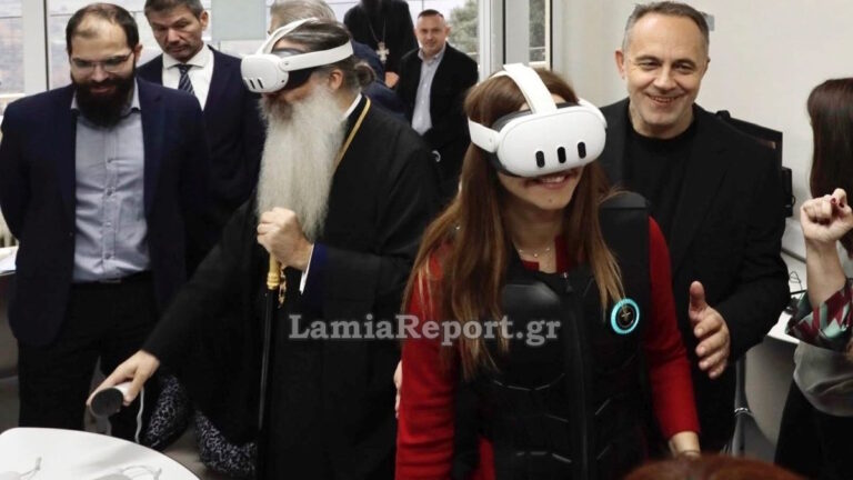 Στον κόσμο της εικονικής πραγματικότητας περιηγήθηκαν η υπουργός Παιδείας, Σοφία Ζαχαράκη και ο μητροπολίτης Φθιώτιδας, Συμεών