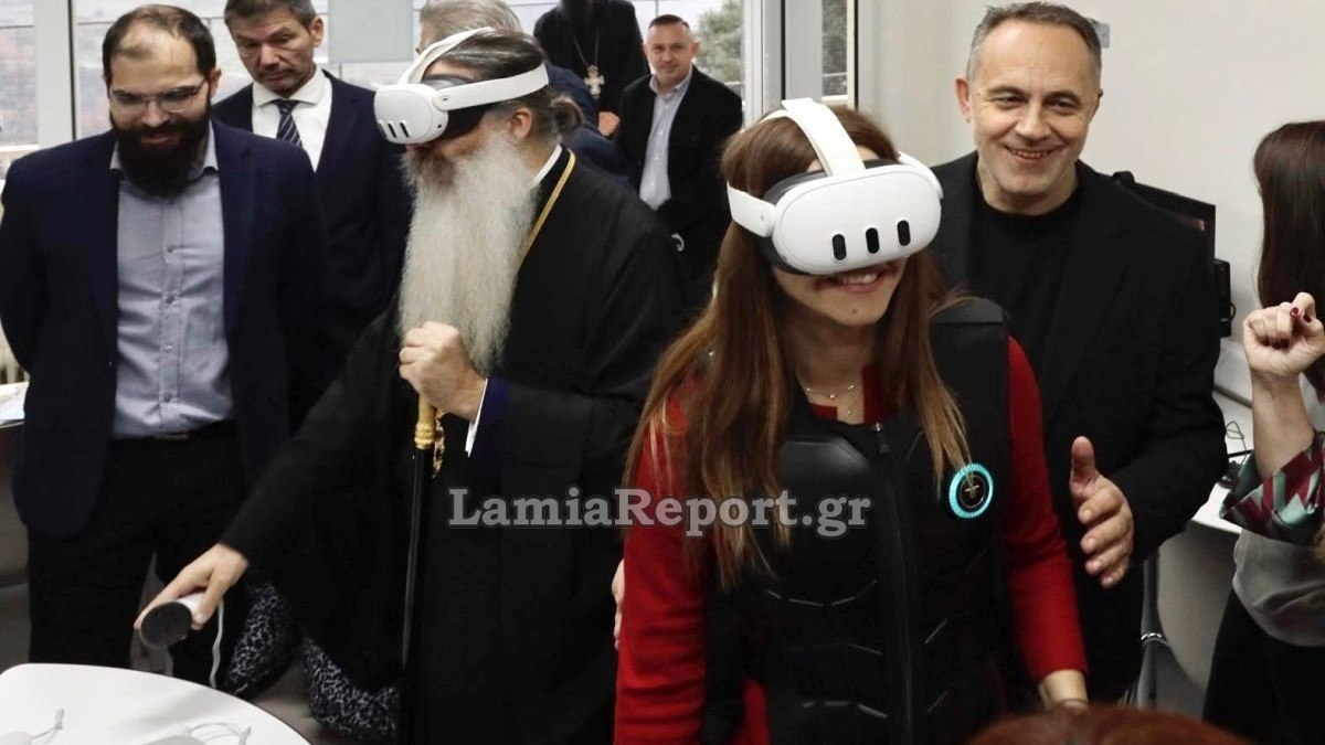 Στον κόσμο της εικονικής πραγματικότητας περιηγήθηκαν η υπουργός Παιδείας, Σοφία Ζαχαράκη και ο μητροπολίτης Φθιώτιδας, Συμεών