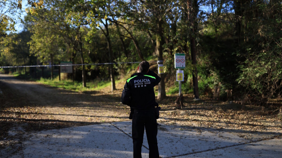 Ισπανικές αστυνομικές δυνάμεις περιφρουρούν περιοχή που έχει αποκλειστεί λόγω της αφρικανικής πανώλης