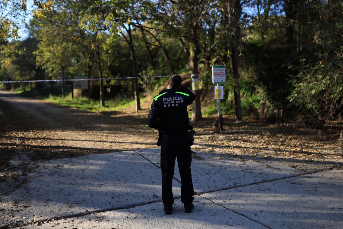 Ισπανικές αστυνομικές δυνάμεις περιφρουρούν περιοχή που έχει αποκλειστεί λόγω της αφρικανικής πανώλης