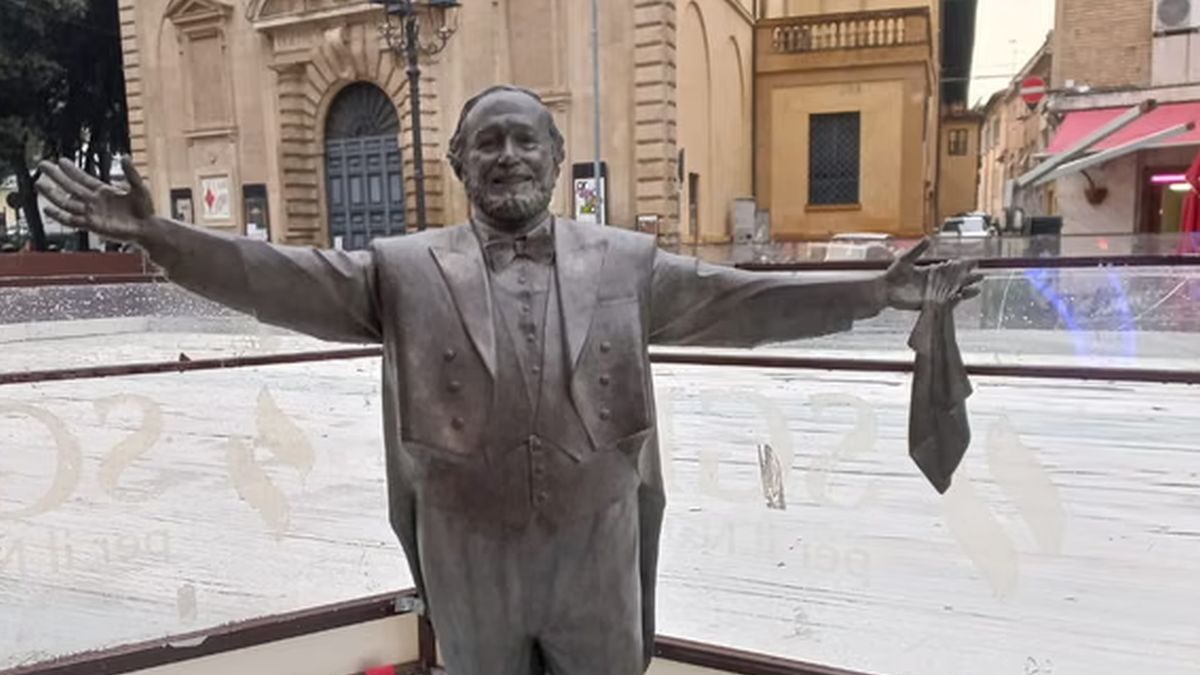 To άγαλμα του Λουτσιάνο Παβαρότι στην Ιταλία