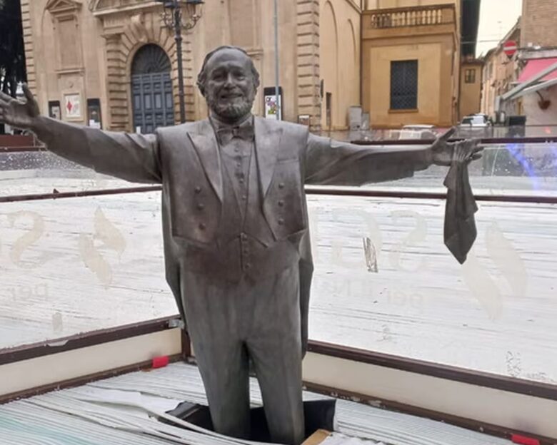 Σάλος στην Ιταλία: «Έθαψαν» άγαλμα του Παβαρότι κι έκαναν παγοδρόμιο γύρω του – «Κόλλα πέντε με τον Λουτσιάνο»